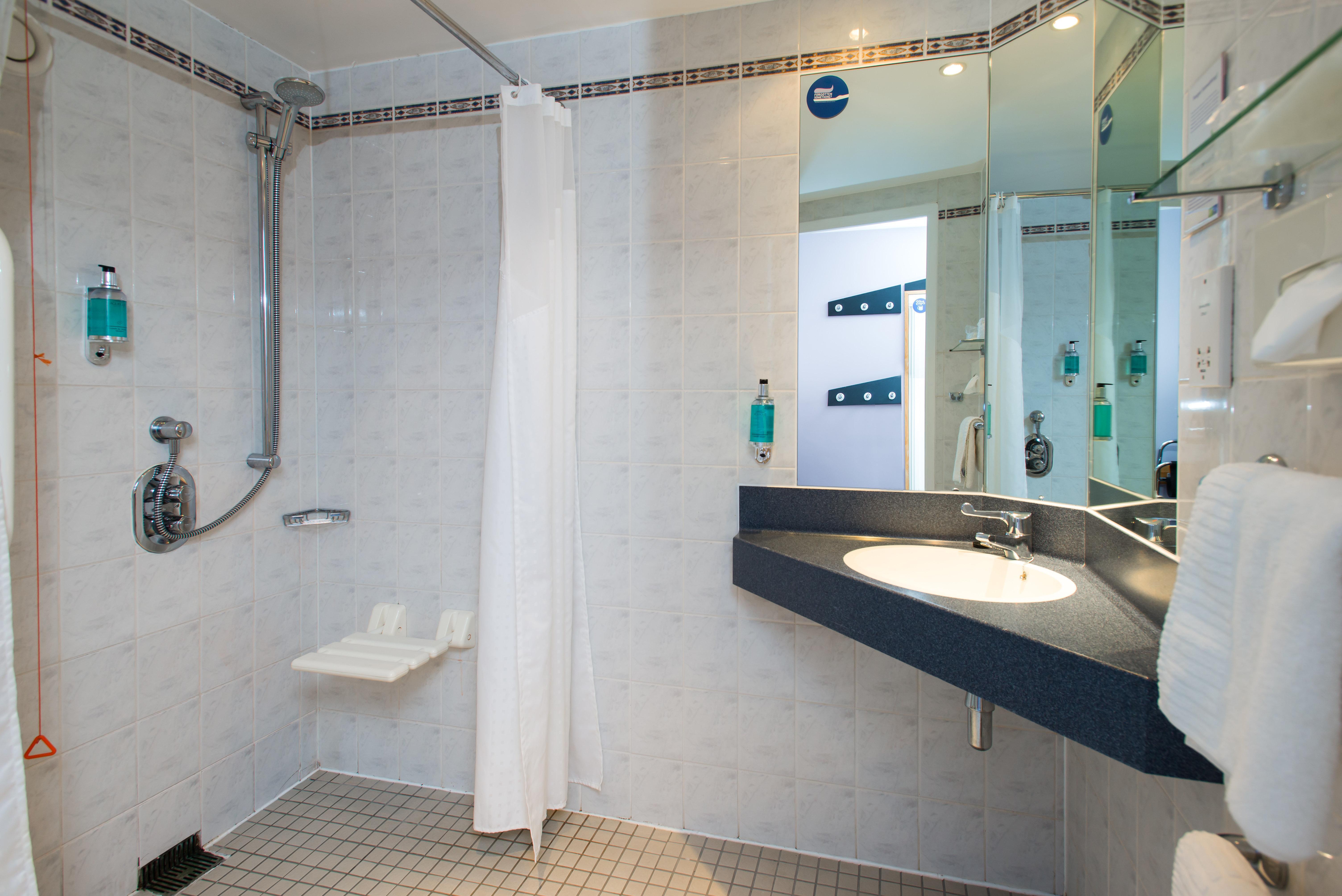 Holiday Inn Express Manchester East By Ihg Exterior foto