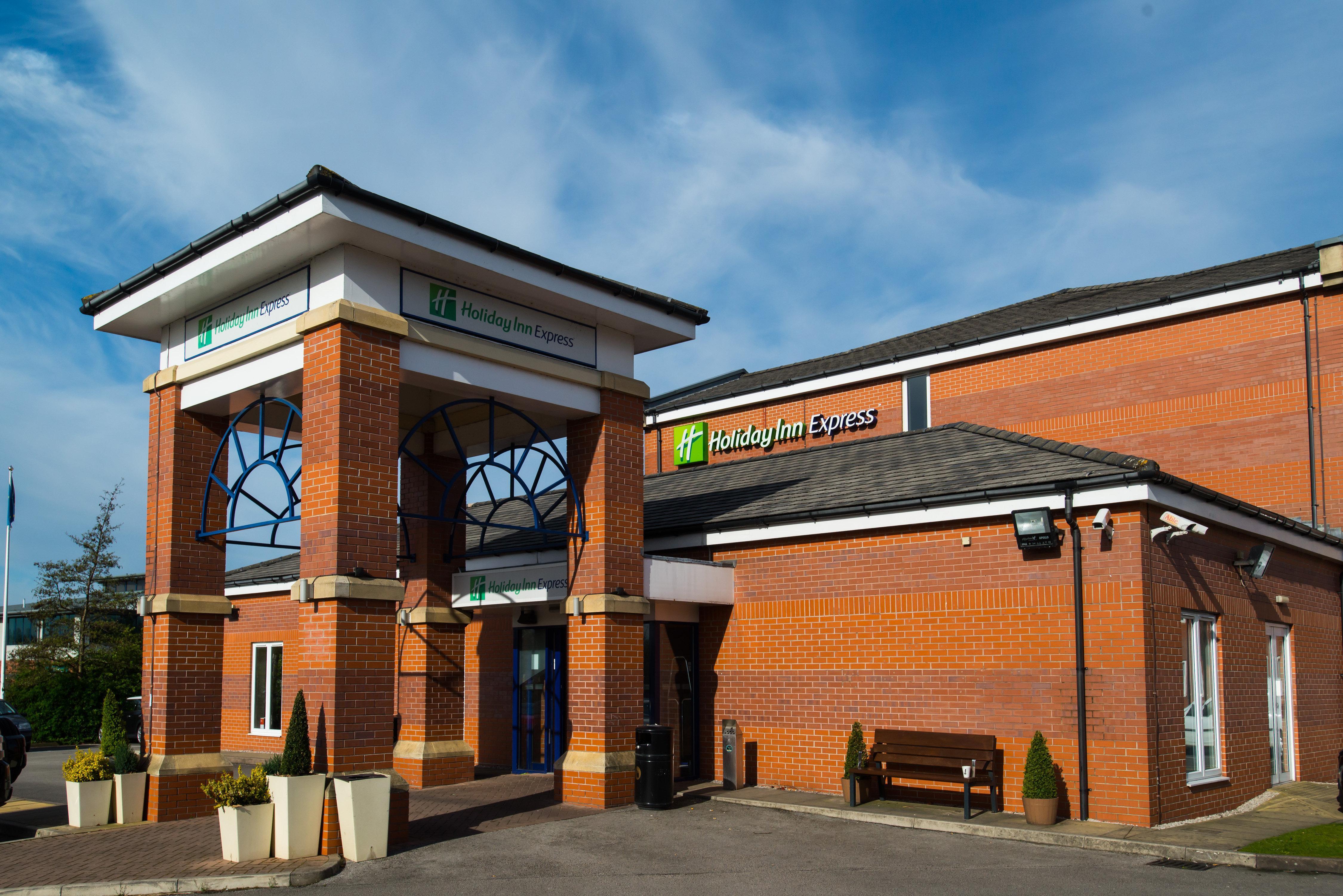 Holiday Inn Express Manchester East By Ihg Exterior foto
